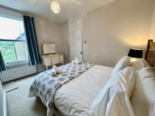 Cozy Family Flat in Twickenham - Tap to explore photos