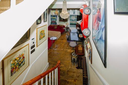Ultrachic Georgian Townhouse In Central London - Tap to explore photos