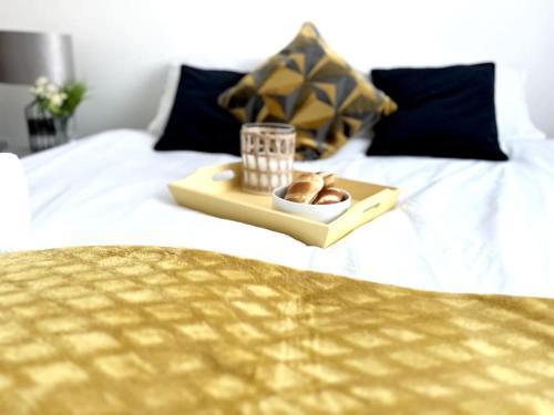 Modern 2 bed close to mall with parking & garden