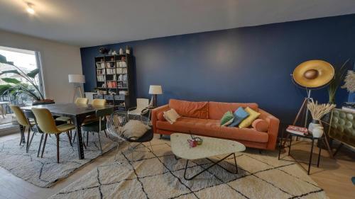 Modern Spacious flat with Terrace, Parking near Metro - Tap to explore photos