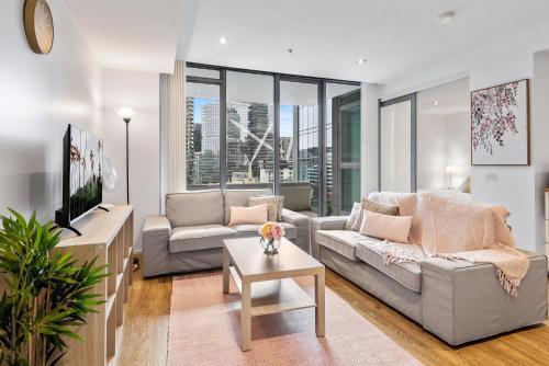 Central 2-Bed Apartment with Parking, Pool and Gym - Tap to explore photos