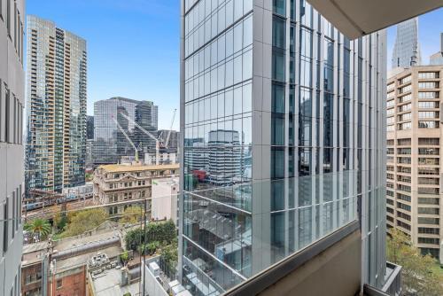 Central 2-Bed Apartment with Parking, Pool and Gym