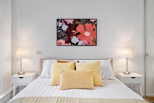 Central 2-Bed Apartment with Parking, Pool and Gym - Tap to explore photos