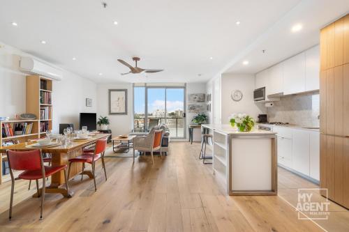 Seaside Apt in Port Melb, Walk to Bay St Cafés - Tap to explore photos