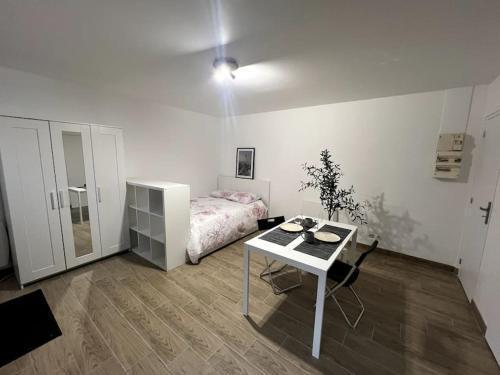 Appartement proche tramway Room Type - One-Bedroom Apartment