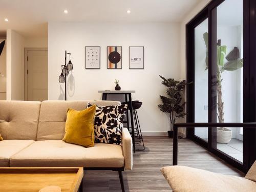 Luxe Pad London with Free Parking! - Tap to explore photos