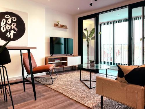 Luxe London Pad with Free Parking - Tap to explore photos