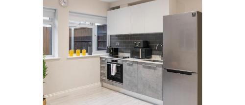 Tranquil Retreat in Hendon: Comfort & Style Await - Tap to explore photos