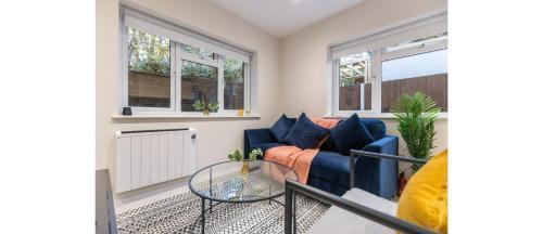 Tranquil Retreat in Hendon: Comfort & Style Await - Tap to explore photos