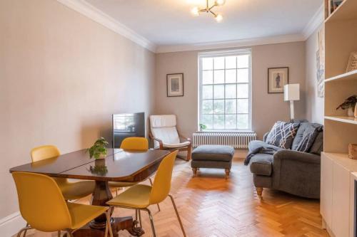 2-bed Flat Near Marylebone High Street - Sleeps 4 - Tap to explore photos