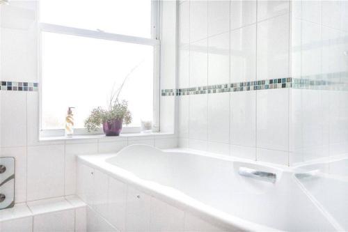 Lovely 1 bedroom flat in Richmond-great location! - Tap to explore photos
