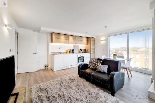 Luxury New 2 Bed/2 Bathroom Flat With Balcony