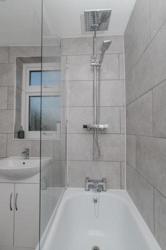 Exclusive single room - Tap to explore photos