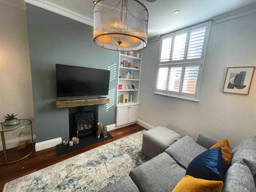 Whole house, ensuite & garden, 3 bedrooms - Tap to explore photos