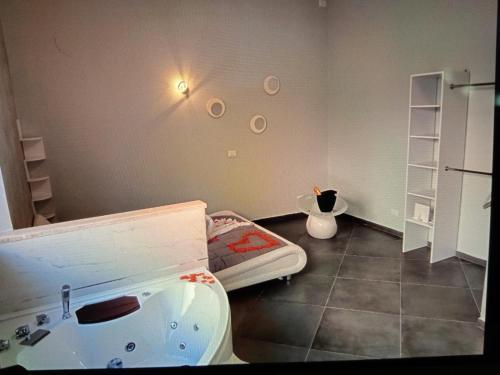 Amos Port-Suite Room Type - King Room with Spa Bath