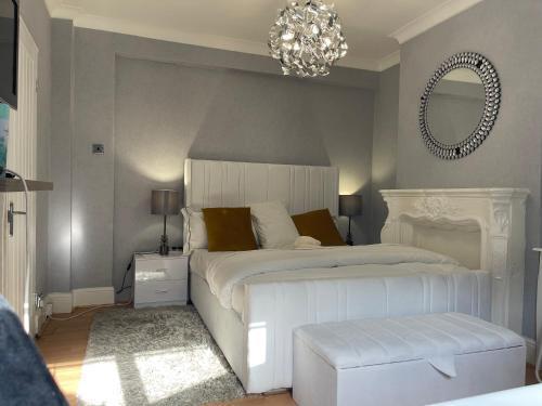 UPPAMOST LUXURY HOME LONDOn - Tap to explore photos
