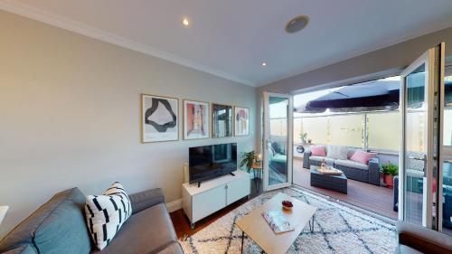 Madison Hill - White Hill House 4 - 2 bedroom flat - Tap to explore photos