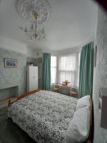 Mari London Holiday Room