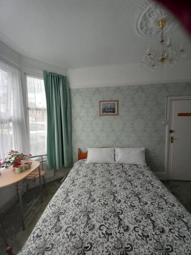 Mari London Holiday Room - Tap to explore photos