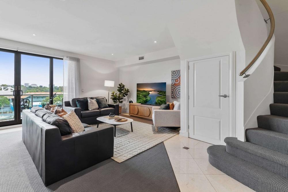 Spacious 3-bed Apartment by the MCG - Tap to explore photos