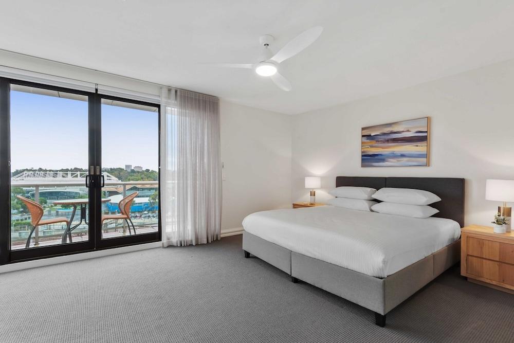 Spacious 3-bed Apartment by the MCG - Tap to explore photos