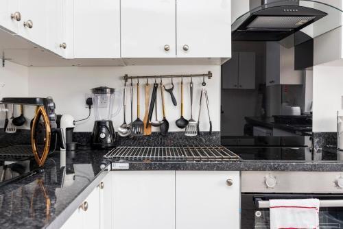 Stunning 2 Bed House with Parking in Dagenham - Tap to explore photos
