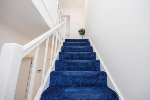 Stunning 2 Bed House with Parking in Dagenham - Tap to explore photos