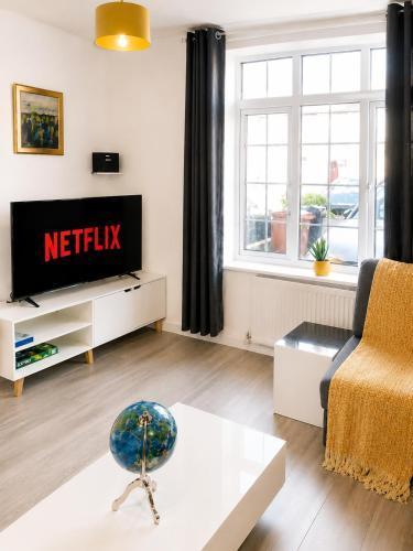 East London Home|Parking|Garden & Self Check-In - Tap to explore photos