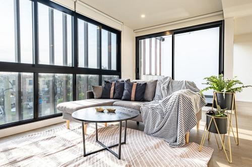 Stunning 2BR loft Maribyrnongfree parkingbalcony - Tap to explore photos