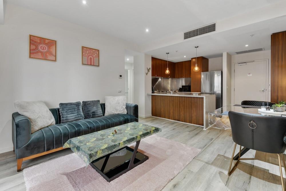 Central Southbank 1-bed Apartment - Tap to explore photos