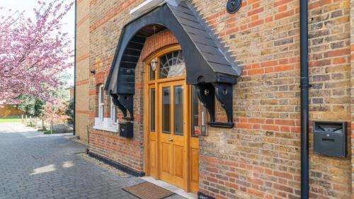 Teddington Lodge - Tap to explore photos