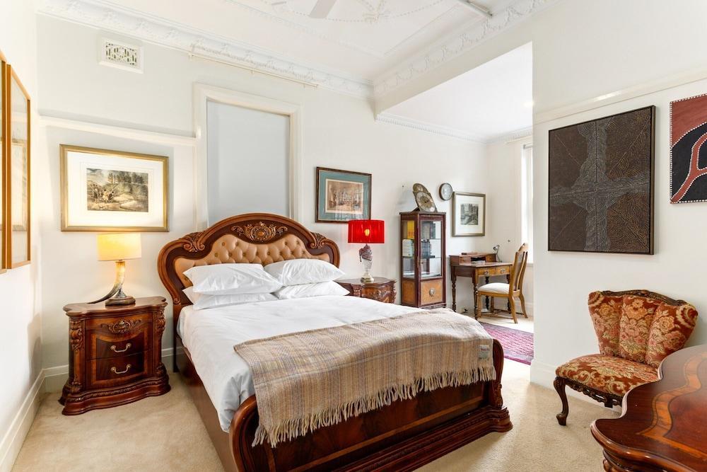Eclectic Art Deco Apartment in Great Location