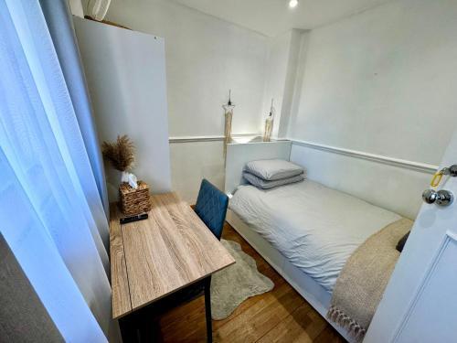 Cosy Single Room for ONE person - Tap to explore photos