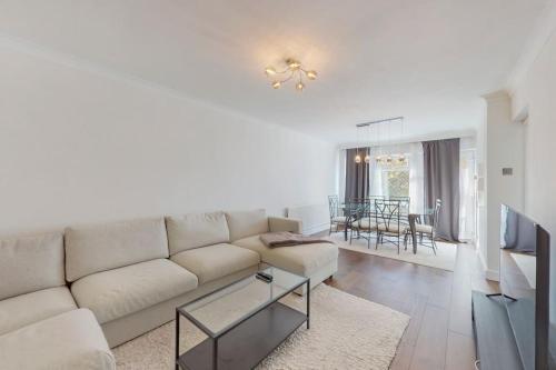 Spacious 2 Bed Apartment with Free Parking in Ealing - Tap to explore photos