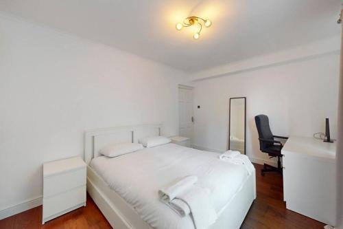 Spacious 2 Bed Apartment with Free Parking in Ealing