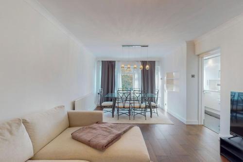Spacious 2 Bed Apartment with Free Parking in Ealing - Tap to explore photos
