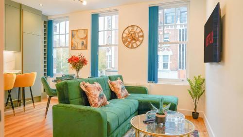 NEW Luxurious Stunning Block Apartments in Central London - Tap to explore photos