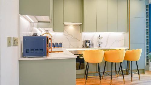 NEW Luxurious Stunning Block Apartments in Central London - Tap to explore photos