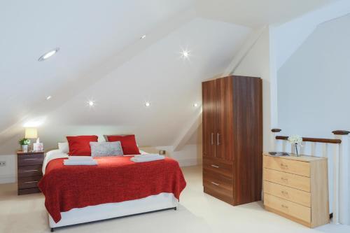 Finchley Central Spacious 3 bed triplex loft style apartment - Tap to explore photos