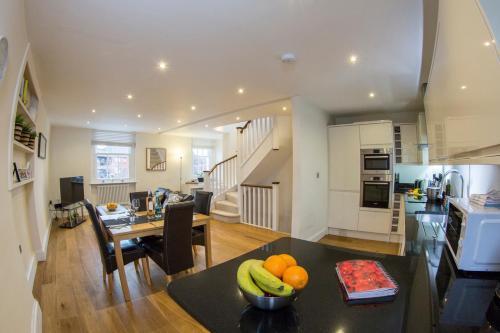 Finchley Central Spacious 3 bed triplex loft style apartment - Tap to explore photos