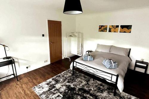 Luxury, Spacious 1 Bedroom Flat - Tap to explore photos