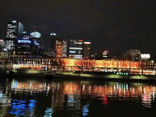 Stylish CBD Near Southern Cross with Balcony/POOL/GYM - Tap to explore photos