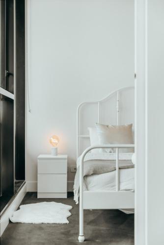 Convenient located 1 bedroom Apartment in Hawthorn - Tap to explore photos