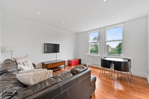 Ealing Broadway - Lovely 2-bedroom flat with offstreet parking - Tap to explore photos