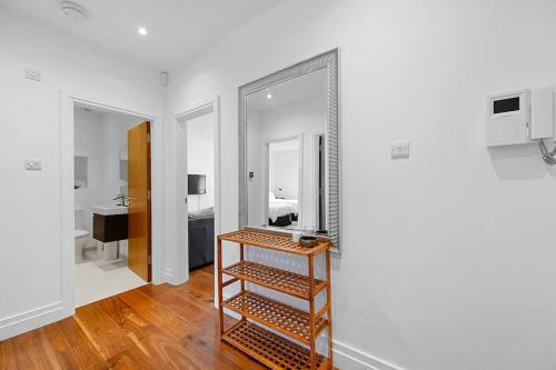 Ealing Broadway - Lovely 2-bedroom flat with offstreet parking - Tap to explore photos