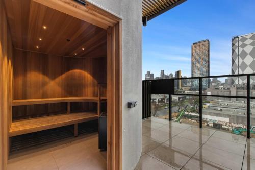Southbank 1-Bed Resort with Study, Pool and Gym - Tap to explore photos