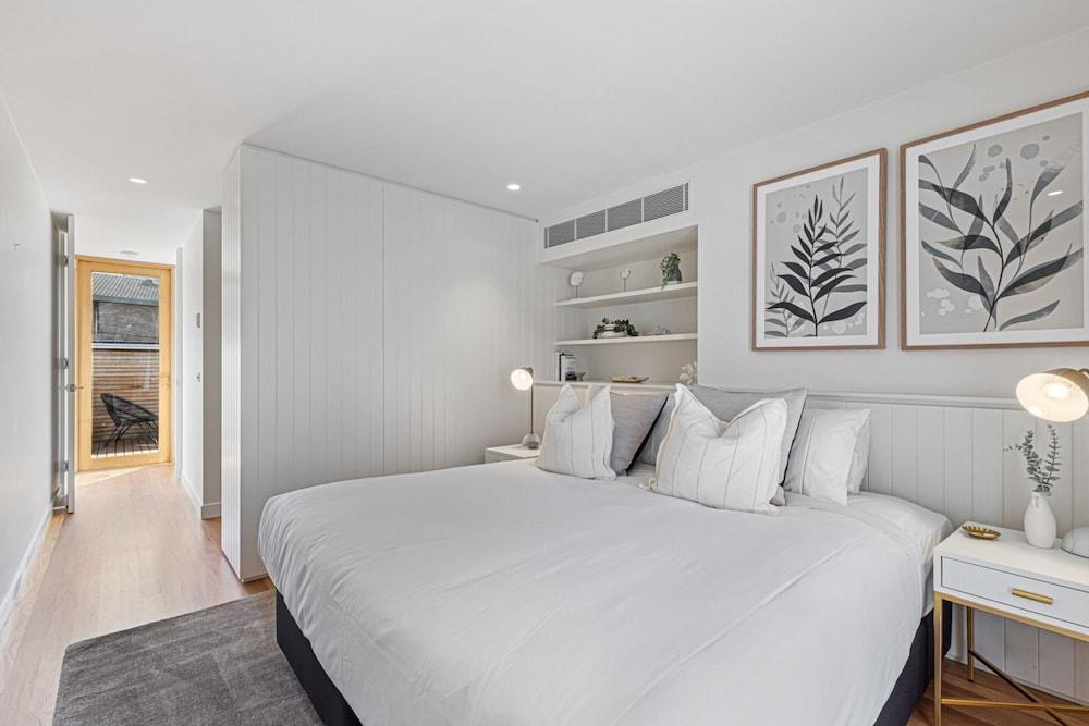 Stylish 2-bed Victorian Terrace in Carlton - Tap to explore photos