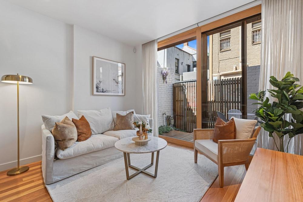 Stylish 2-bed Victorian Terrace in Carlton - Tap to explore photos