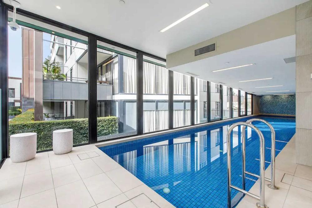 Beautiful 2BR APT With Balcony, Pool and Gym - Tap to explore photos