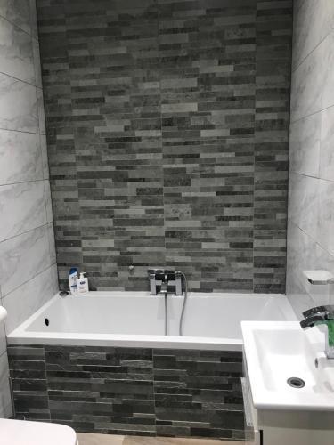 Southgate 5 bedroom property - Tap to explore photos